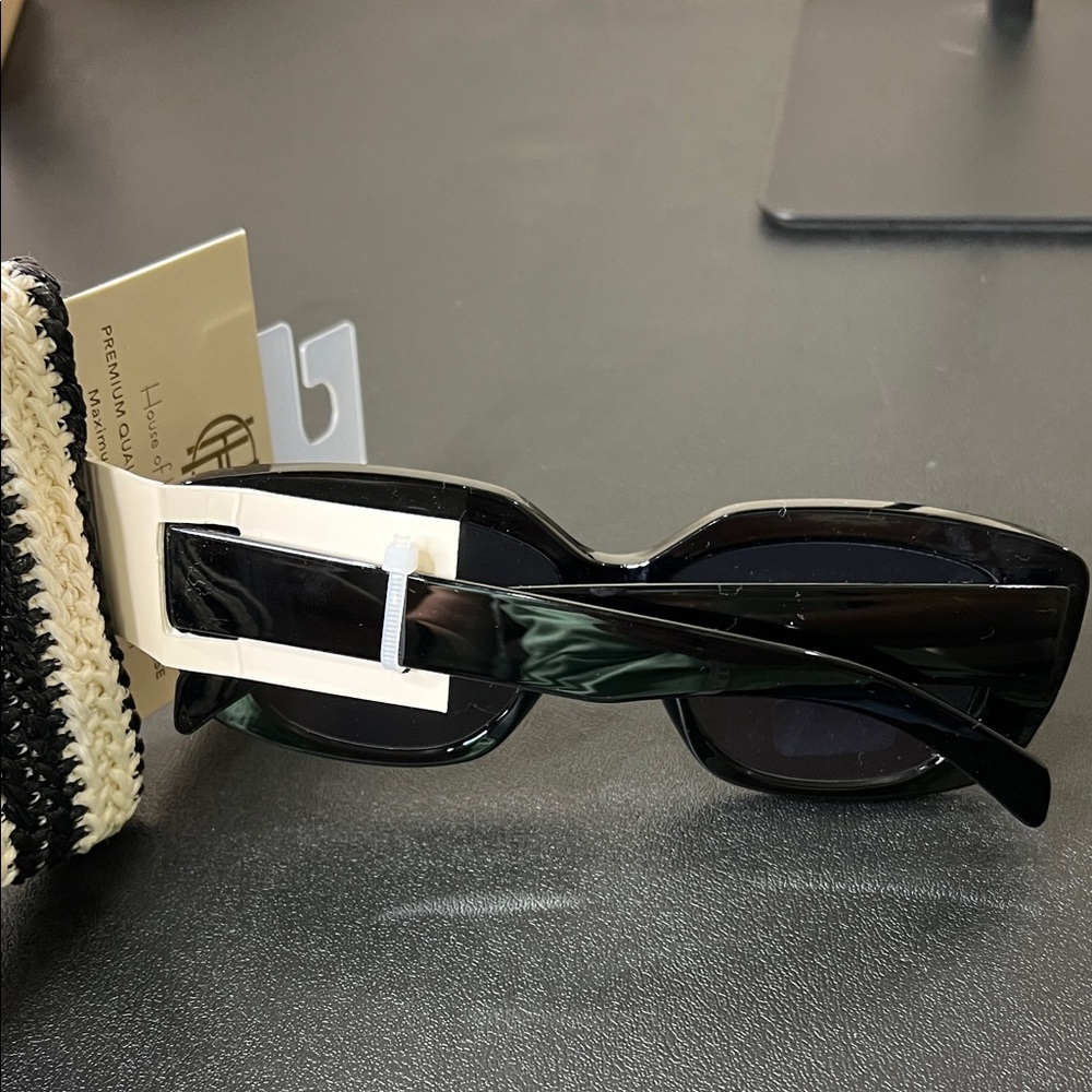 House of Harlow 1960 | Sunglasses with Case - Picture 5 of 10